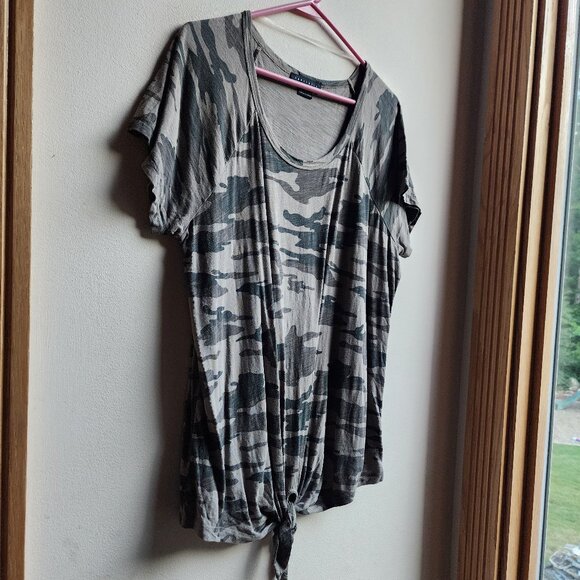 Sanctuary Gray/Green Camo Scoop Neck Tie-Front Jersey Size XL - Picture 5 of 16